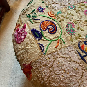 インド　ザリパッチワークスツール　ホワイト　D　家具　椅子　カンバディア　チェア　ザリ刺繍　オットマン　ソファ　クッション　ヴィンテージサリー