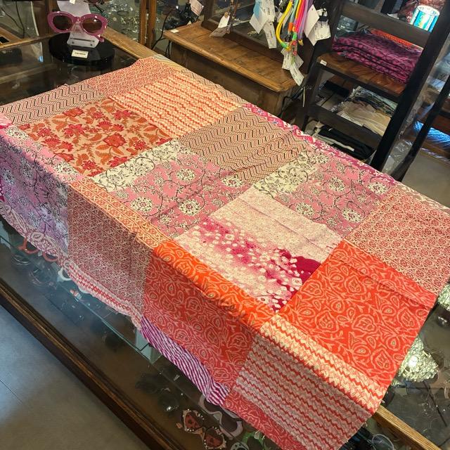 インド　プリントパッチワークマルチクロス　110cm×110cm　ピンク　アソート　トライバル　ボタニカル　マルチカバー　メール便　テーブルクロス