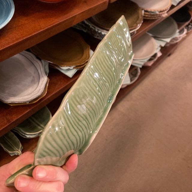 タイ　バナナリーフトレイ　L　タイ料理　アジアン料理　民芸品　大皿　陶磁器　平皿　楕円皿　ナシゴレン　ロコモコ　サラダ