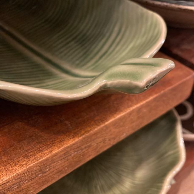 タイ　バナナリーフトレイ　L　タイ料理　アジアン料理　民芸品　大皿　陶磁器　平皿　楕円皿　ナシゴレン　ロコモコ　サラダ