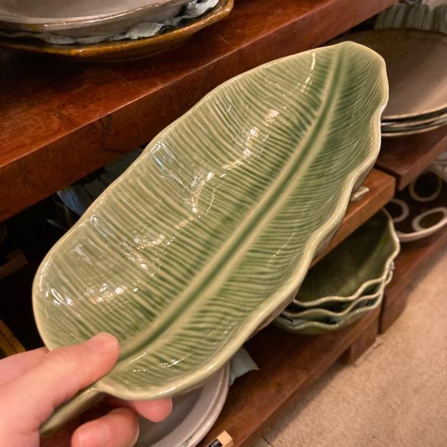 タイ　バナナリーフトレイ　M　タイ料理　アジアン料理　民芸品　中皿　陶磁器　平皿　長角皿　ナシゴレン　ロコモコ　サラダ
