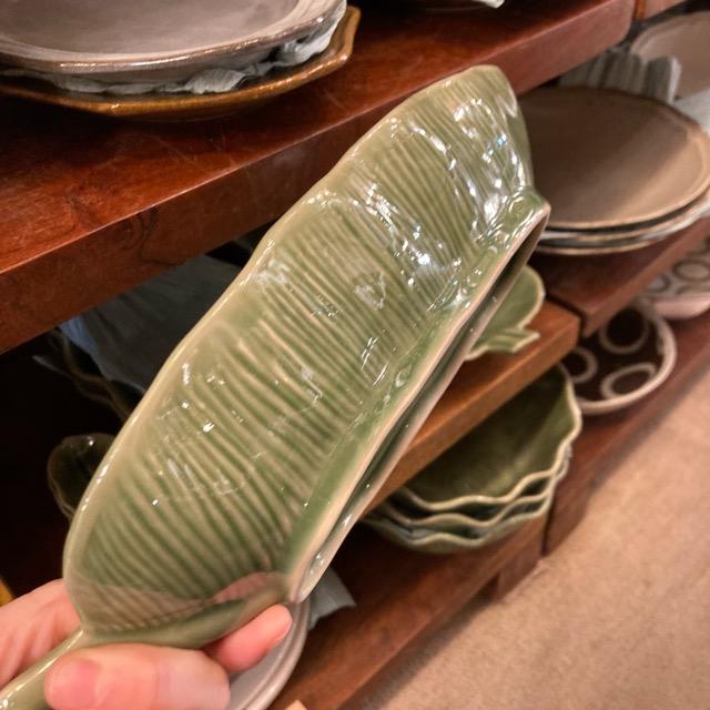 タイ　バナナリーフトレイ　M　タイ料理　アジアン料理　民芸品　中皿　陶磁器　平皿　長角皿　ナシゴレン　ロコモコ　サラダ