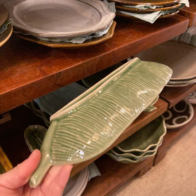 タイ　バナナリーフトレイ　M　タイ料理　アジアン料理　民芸品　中皿　陶磁器　平皿　長角皿　ナシゴレン　ロコモコ　サラダ