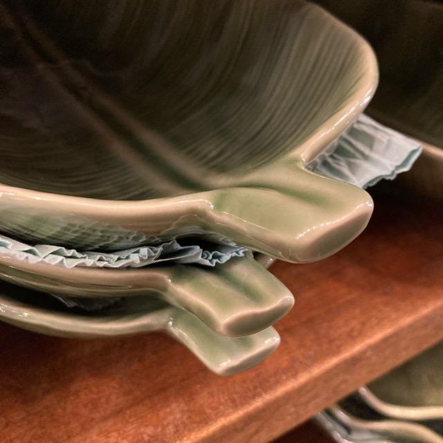 タイ　バナナリーフトレイ　M　タイ料理　アジアン料理　民芸品　中皿　陶磁器　平皿　長角皿　ナシゴレン　ロコモコ　サラダ