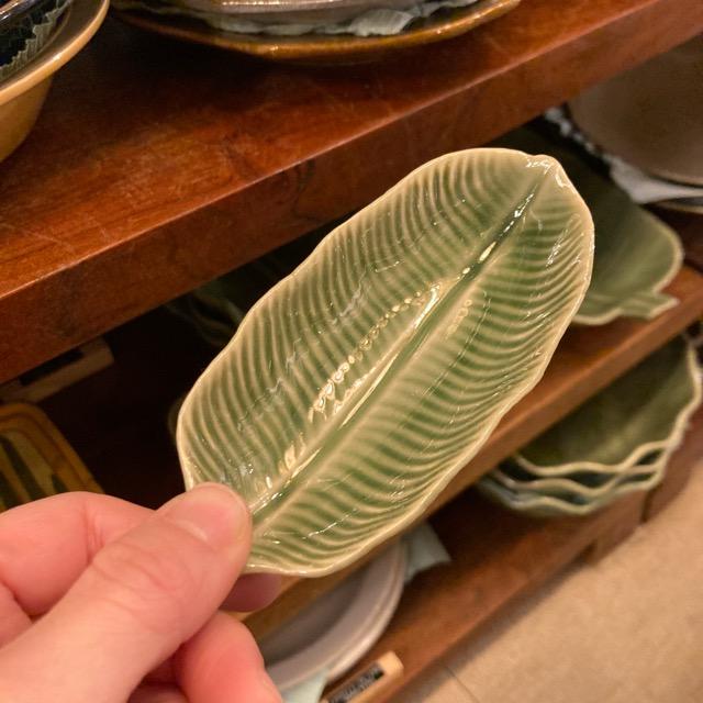 タイ　バナナリーフトレイ　S　タイ料理　アジアン料理　民芸品　豆皿　陶磁器　平皿　長角皿　ナシゴレン　ロコモコ　サラダ