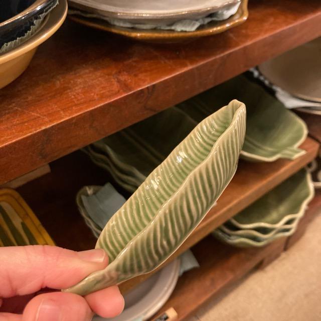 タイ　バナナリーフトレイ　S　タイ料理　アジアン料理　民芸品　豆皿　陶磁器　平皿　長角皿　ナシゴレン　ロコモコ　サラダ