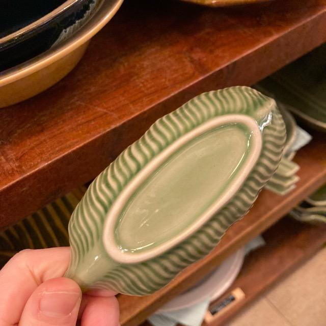 タイ　バナナリーフトレイ　S　タイ料理　アジアン料理　民芸品　豆皿　陶磁器　平皿　長角皿　ナシゴレン　ロコモコ　サラダ