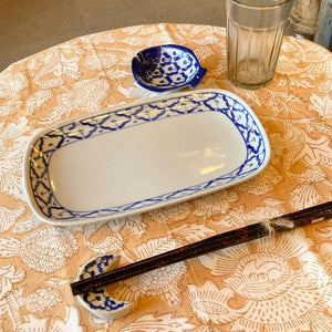 タイ　青白陶器　パイナップル柄月型箸置き　タイ料理　アジアン料理　民芸品　ムーン箸置き　ブルー＆ホワイト　陶磁器　