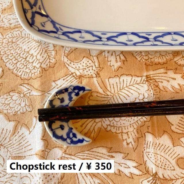 タイ　青白陶器　パイナップル柄月型箸置き　タイ料理　アジアン料理　民芸品　ムーン箸置き　ブルー＆ホワイト　陶磁器　