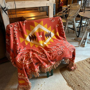 TOPANGA Homefurnishing　アートニットブランケット　トライバル　130×160cm　レッド　マルチカバー　ベッドカバー　アウトドア　壁掛け　タペストリー