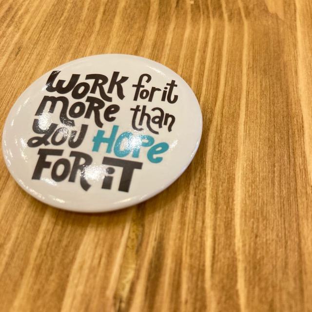 TOPANGA Jewelry　Happy Boost　缶バッジ　work for it more than you hope for it　望むもの以上にそれに向かって努力して　プレゼント　アクセサリー　