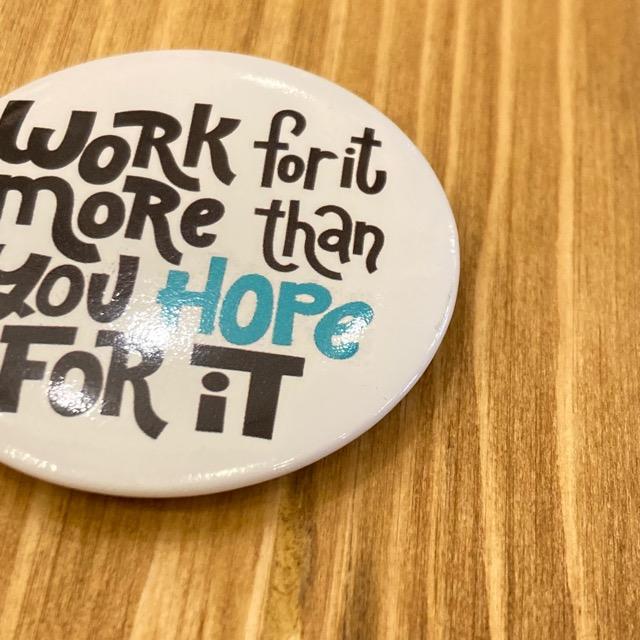 TOPANGA Jewelry　Happy Boost　缶バッジ　work for it more than you hope for it　望むもの以上にそれに向かって努力して　プレゼント　アクセサリー　