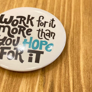 TOPANGA Jewelry　Happy Boost　缶バッジ　work for it more than you hope for it　望むもの以上にそれに向かって努力して　プレゼント　アクセサリー　