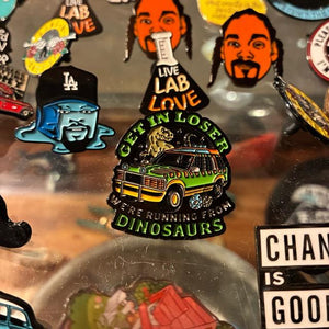 TOPANGA Jewelry　ピンブローチ　GET IN LOSER WE'RE RUNNING FROM DINOSAURS　負け犬よ、乗れ！恐竜から逃げるんだ　プレゼント　アクセサリー　プチギフト　