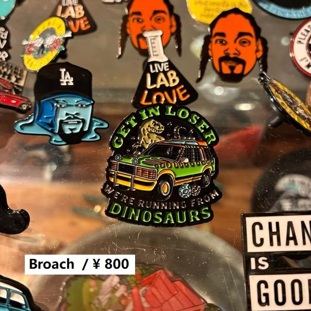 TOPANGA Jewelry　ピンブローチ　GET IN LOSER WE'RE RUNNING FROM DINOSAURS　負け犬よ、乗れ！恐竜から逃げるんだ　プレゼント　アクセサリー　プチギフト　