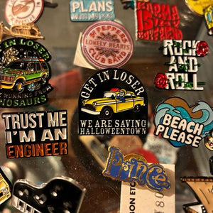 TOPANGA Jewelry　ピンブローチ　GET IN LOSER WE ARE SAVING HALLOWEENTOWN　負け犬よ、乗れ！ハロウィンを救うんだ　プレゼント　アクセサリー　プチギフト　