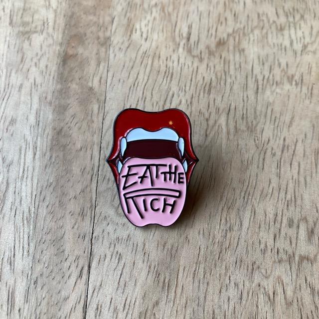 TOPANGA Jewelry　ピンブローチ　EAT THE RICH　レッド　くちびる　ファッションアイテム　ジュエリー　プレゼント　小物　アクセサリー　プチギフト　