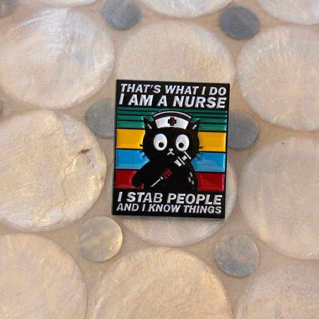 TOPANGA Jewelry　 Pin Brooch　THAT'S WHAT I DO I AM A NURSE I STAB PEOPLE AND I KNOW THINGS