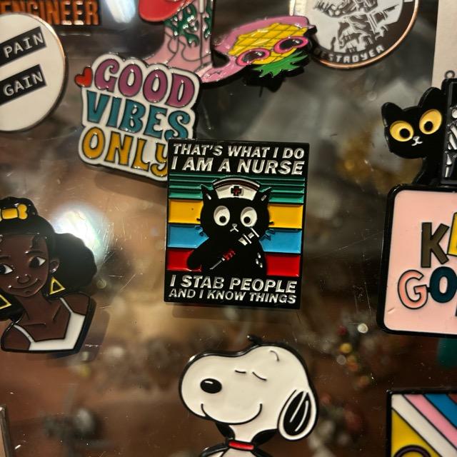TOPANGA Jewelry　 Pin Brooch　THAT'S WHAT I DO I AM A NURSE I STAB PEOPLE AND I KNOW THINGS