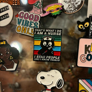 TOPANGA Jewelry　 Pin Brooch　THAT'S WHAT I DO I AM A NURSE I STAB PEOPLE AND I KNOW THINGS