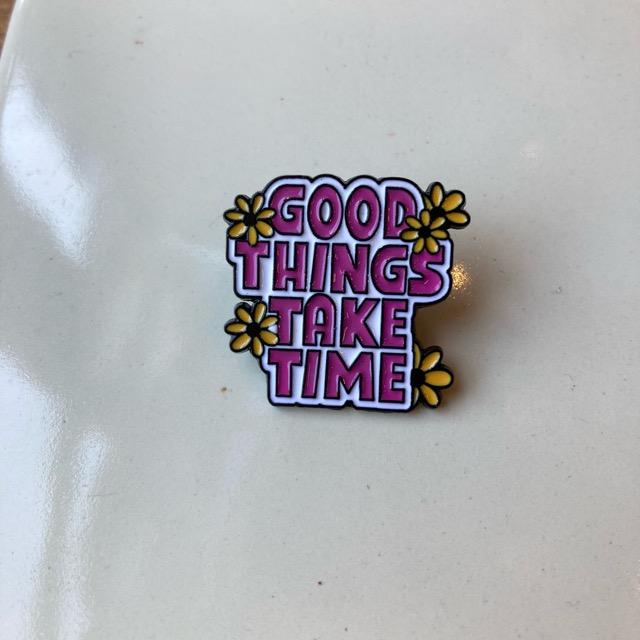 TOPANGA Jewelry　ピンブローチ　GOOD THINGS TAKE TIME　ピンク　フラワー　ファッションアイテム　ジュエリー　プレゼント　小物　アクセサリー　プチギフト　