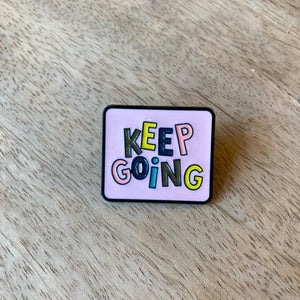 TOPANGA Jewelry　ピンブローチ　KEEP GOING　続けて　カラフル　メッセージ　ファッションアイテム　ジュエリー　プレゼント　小物　プチギフト　