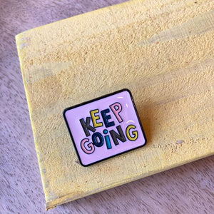 TOPANGA Jewelry　ピンブローチ　KEEP GOING　続けて　カラフル　メッセージ　ファッションアイテム　ジュエリー　プレゼント　小物　プチギフト　