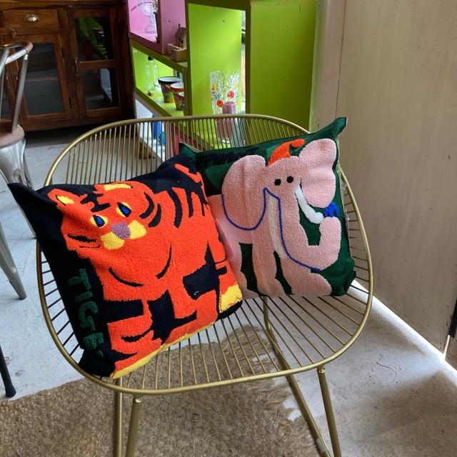 TOPANGA Homefurnishing ゆるアニマルエンブロイダリークッションカバー　TIGER　ブラック　45×45cm　トラ　タイガー　虎　どうぶつ　サガラ刺繍　刺繍　