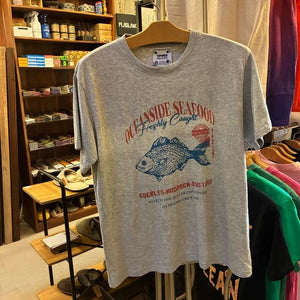 TOPANGA Lady's　グラフィックTシャツ　OCEANSIDE SEAFOOD　 ライトグレー　サカナ　フィッシュ　カットソー　S　M　L　メンズ　レディース　ユニセックス