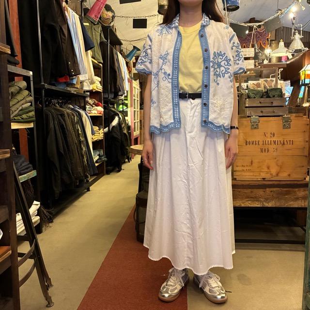 Topanga Lady's　フラワーバタフライエンブロイダリーブラウス　ブルー＆ホワイト　半袖　シャツ　ボヘミアン　インナー　カーディガン　リゾートスタイル　羽織
