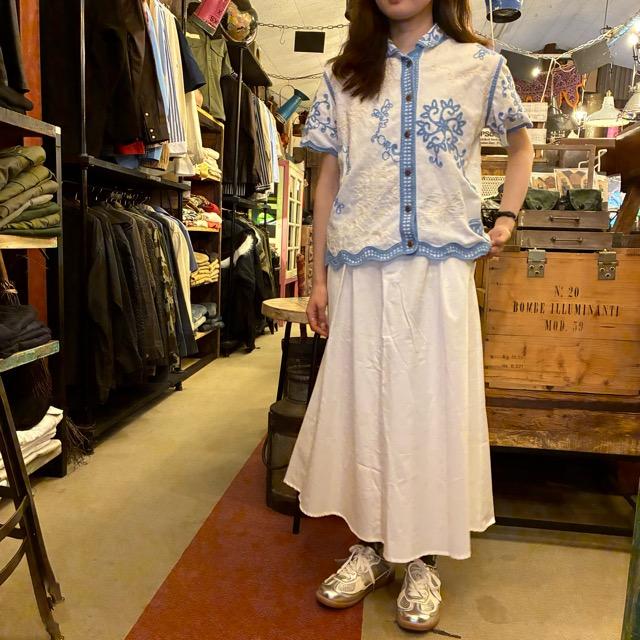 Topanga Lady's　フラワーバタフライエンブロイダリーブラウス　ブルー＆ホワイト　半袖　シャツ　ボヘミアン　インナー　カーディガン　リゾートスタイル　羽織