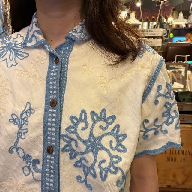 Topanga Lady's　フラワーバタフライエンブロイダリーブラウス　ブルー＆ホワイト　半袖　シャツ　ボヘミアン　インナー　カーディガン　リゾートスタイル　羽織
