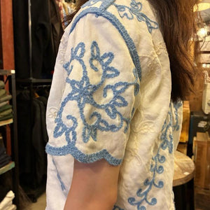 Topanga Lady's　フラワーバタフライエンブロイダリーブラウス　ブルー＆ホワイト　半袖　シャツ　ボヘミアン　インナー　カーディガン　リゾートスタイル　羽織
