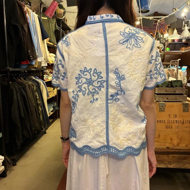 Topanga Lady's　フラワーバタフライエンブロイダリーブラウス　ブルー＆ホワイト　半袖　シャツ　ボヘミアン　インナー　カーディガン　リゾートスタイル　羽織