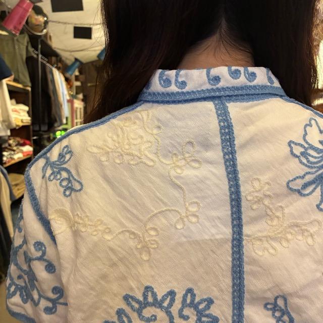 Topanga Lady's　フラワーバタフライエンブロイダリーブラウス　ブルー＆ホワイト　半袖　シャツ　ボヘミアン　インナー　カーディガン　リゾートスタイル　羽織
