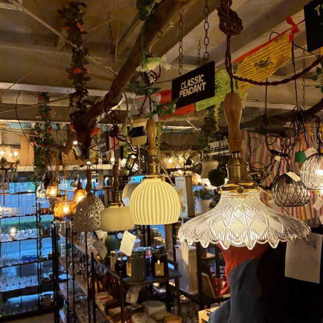 TOPANGA Lighting　レースカットガラスベルランプ　吊照明　照明器具　カウンター　カフェ　和室　レトロ　ホワイト　ウッド　ペンダントランプ