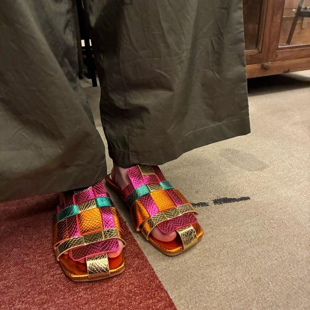 TOPANGA Footwear　メタリックカラー編み込みサンダル　ミュール　スクエアトゥ　リゾート　37　38　39　40　　