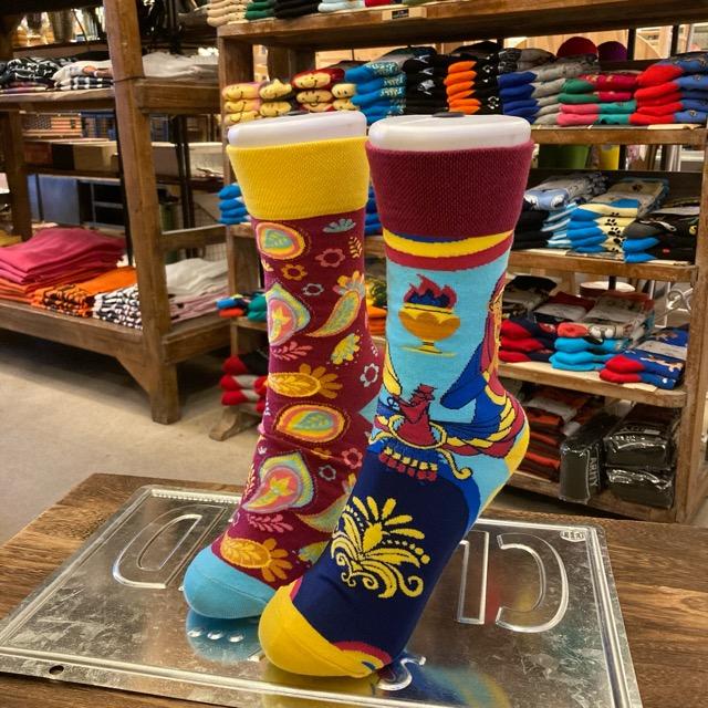 TOPANGA SOCKS Lady's　アシンメトリーソックス　Thailand　ブルー　レッド　ペイズリー　ファッション　レディース　靴下　ユニーク　プチギフト