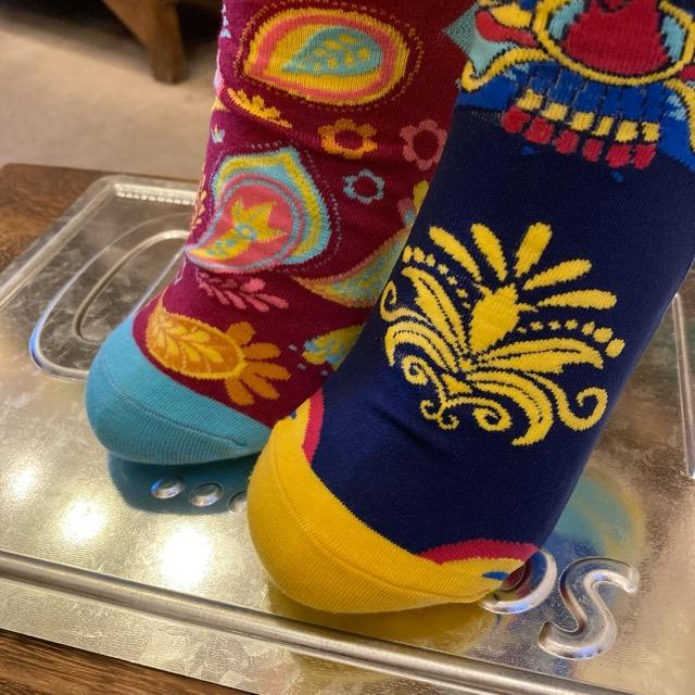 TOPANGA SOCKS Lady's　アシンメトリーソックス　Thailand　ブルー　レッド　ペイズリー　ファッション　レディース　靴下　ユニーク　プチギフト