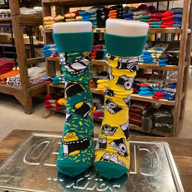 TOPANGA SOCKS Lady's　アシンメトリーソックス　カメラとフィルム　グリーン　イエロー　ファッション　レディース　靴下　ユニーク　プチギフト