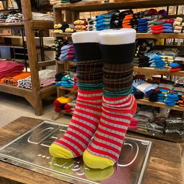 TOPANGA SOCKS Lady's　クレイジーボーダーハイソックス　レッド×カーキ　ファッション　レディース　靴下　ユニーク　プチギフト