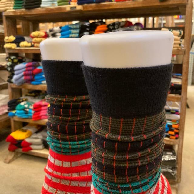 TOPANGA SOCKS Lady's　クレイジーボーダーハイソックス　レッド×カーキ　ファッション　レディース　靴下　ユニーク　プチギフト