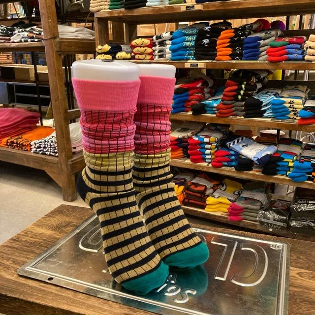 TOPANGA SOCKS Lady's　クレイジーボーダーハイソックス　ベージュ×ピンク　ファッション　レディース　靴下　ユニーク　プチギフト