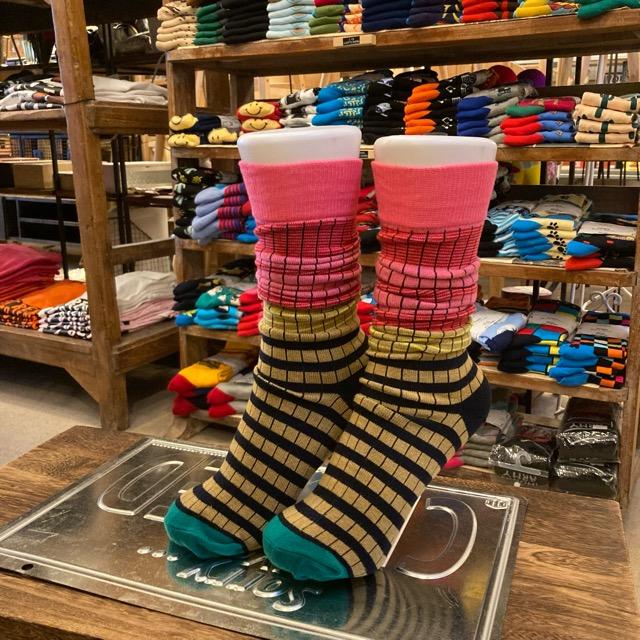 TOPANGA SOCKS Lady's　クレイジーボーダーハイソックス　ベージュ×ピンク　ファッション　レディース　靴下　ユニーク　プチギフト