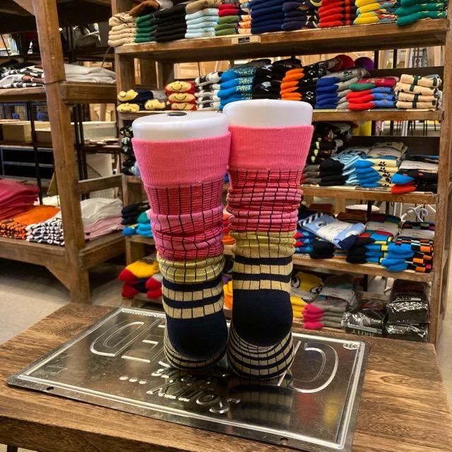 TOPANGA SOCKS Lady's　クレイジーボーダーハイソックス　ベージュ×ピンク　ファッション　レディース　靴下　ユニーク　プチギフト