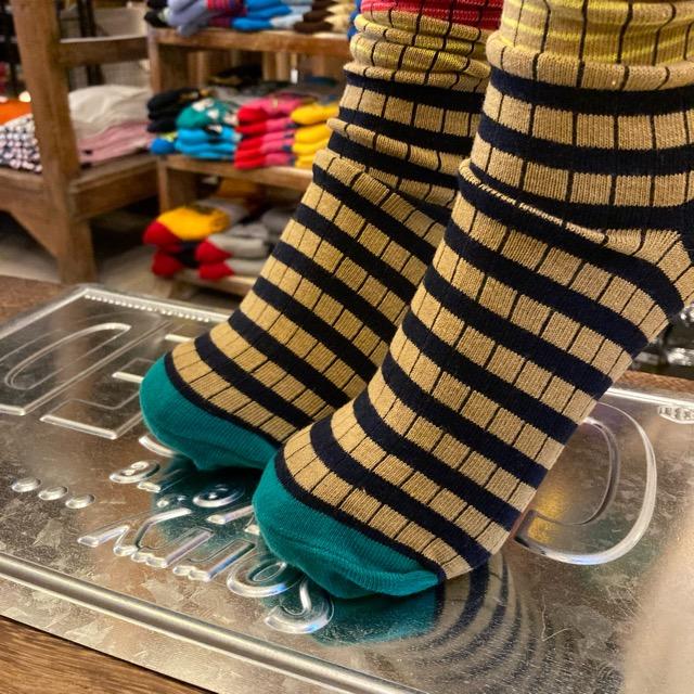 TOPANGA SOCKS Lady's　クレイジーボーダーハイソックス　ベージュ×ピンク　ファッション　レディース　靴下　ユニーク　プチギフト