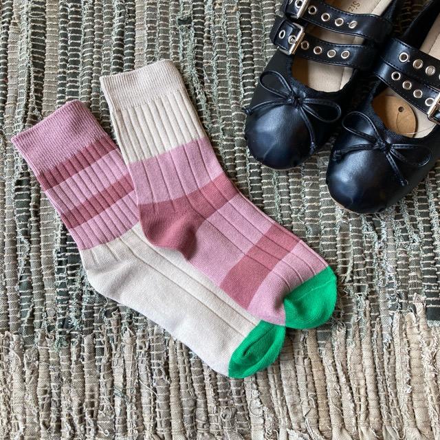 TOPANGA SOCKS Lady's　バイカラーアシンメトリーリブソックス　ピンク×ベージュ×グリーン　ボーダー　ファッション　レディース　靴下　ユニーク　プチギフト