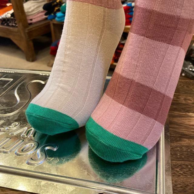 TOPANGA SOCKS Lady's　バイカラーアシンメトリーリブソックス　ピンク×ベージュ×グリーン　ボーダー　ファッション　レディース　靴下　ユニーク　プチギフト