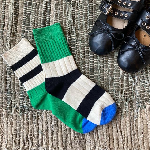 TOPANGA SOCKS Lady's　バイカラーアシンメトリーリブソックス　ブラック×ホワイト×グリーン　ボーダー　ファッション　レディース　靴下　プチギフト