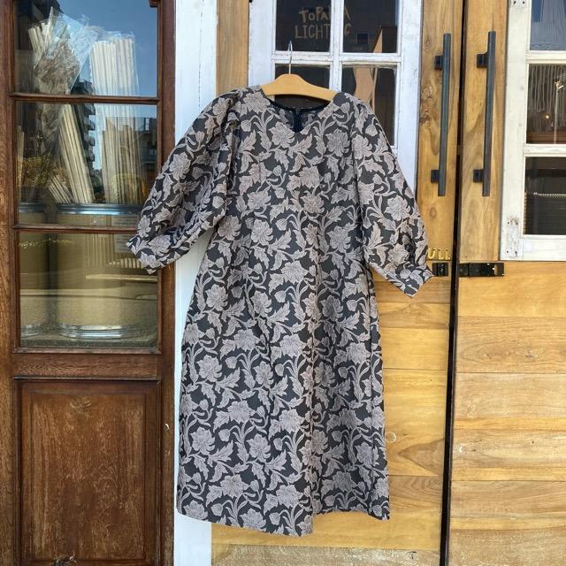 PARIS DE AOUNE Puffy jacquard V-neck tuck dress Beige jacquard Formal dress Military flare dress